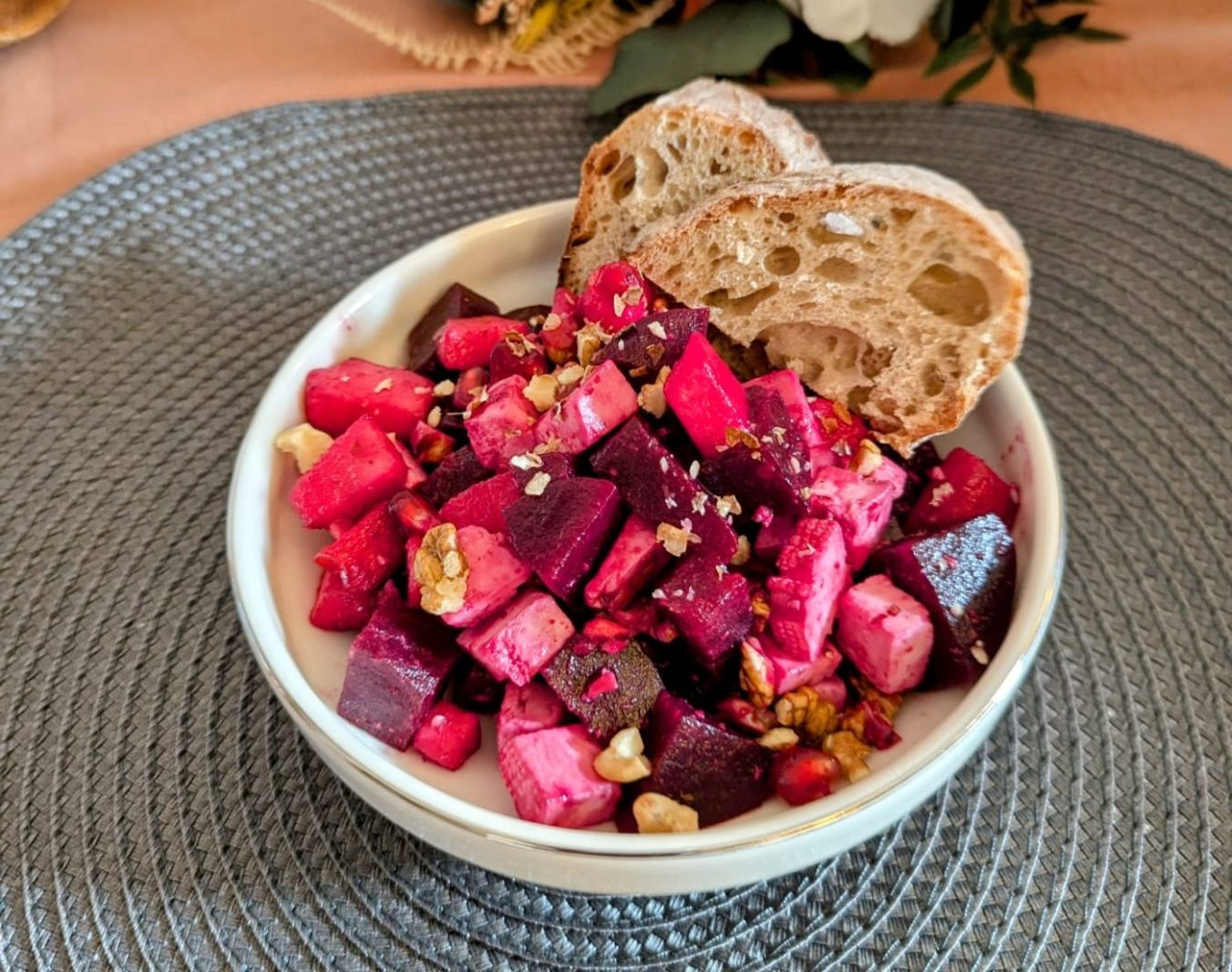 Salată de sfeclă cu nuci și brânză